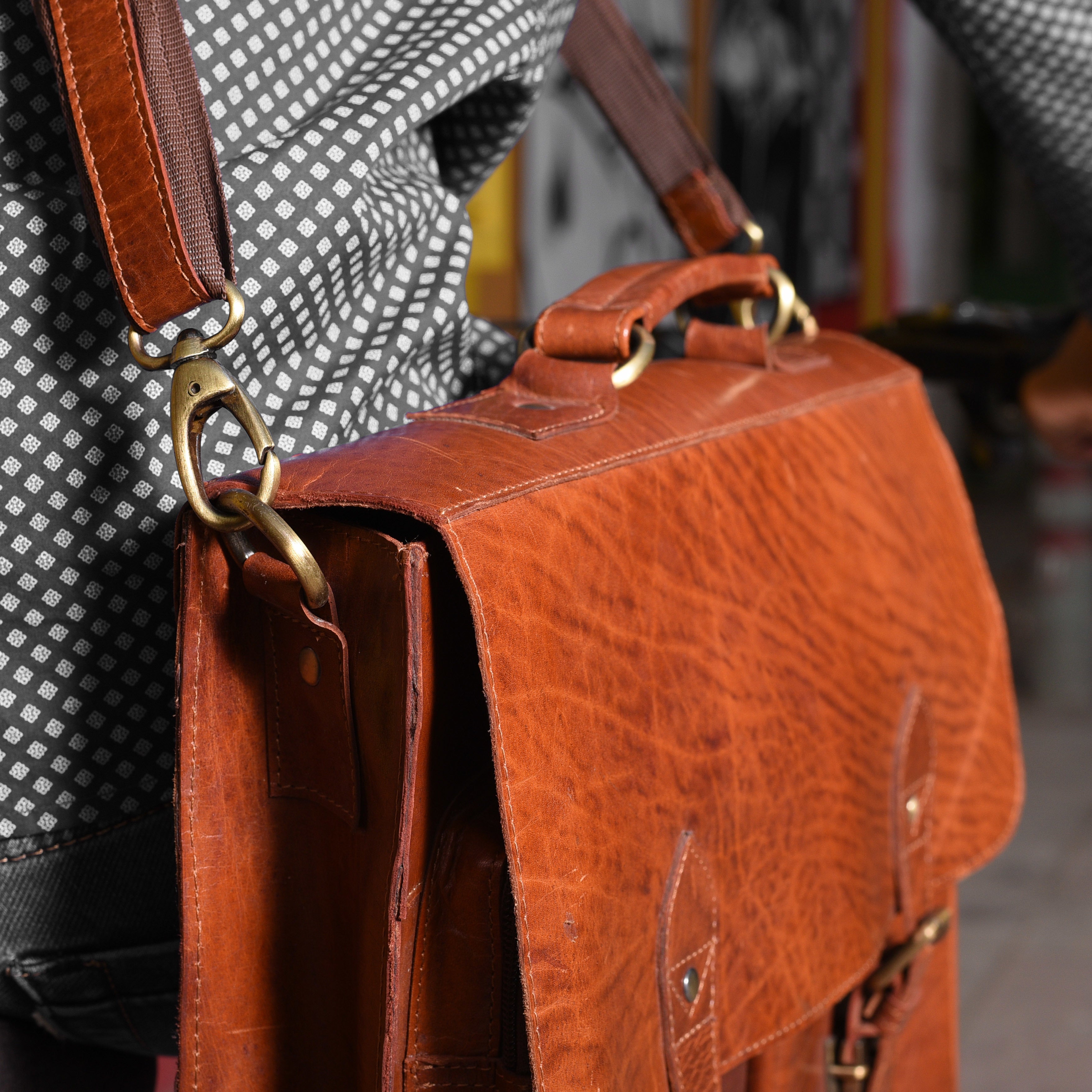 files/leather-messenger-bag-handle.jpg
